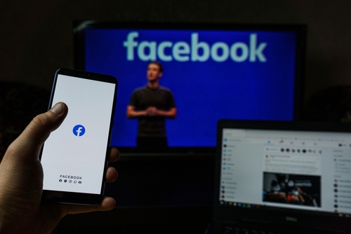Hoe het zieke Facebook het moedermerk besmet